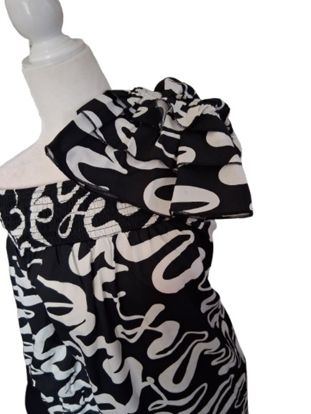 Nwt Glanour black & white 1- shoulder top featuring a large ruffly shoulder XL